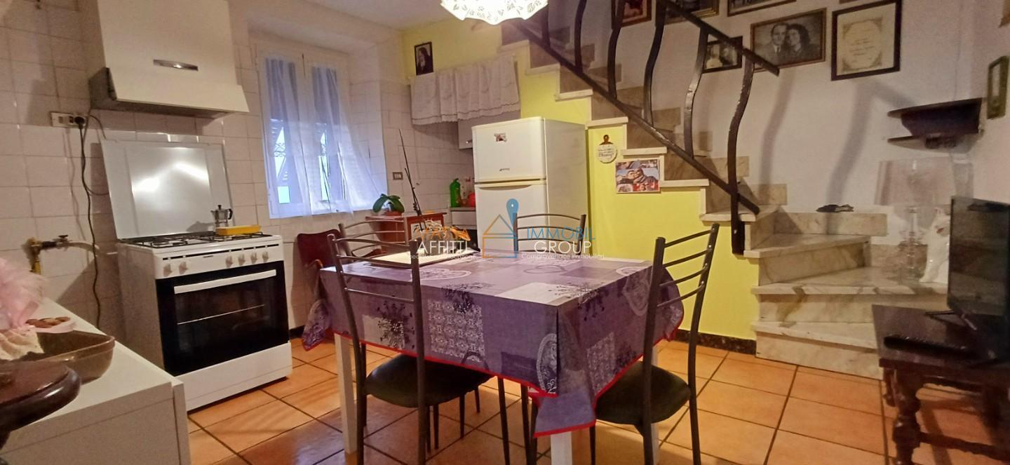 Casa indipendente da ristrutturare in via romana 95, Massa