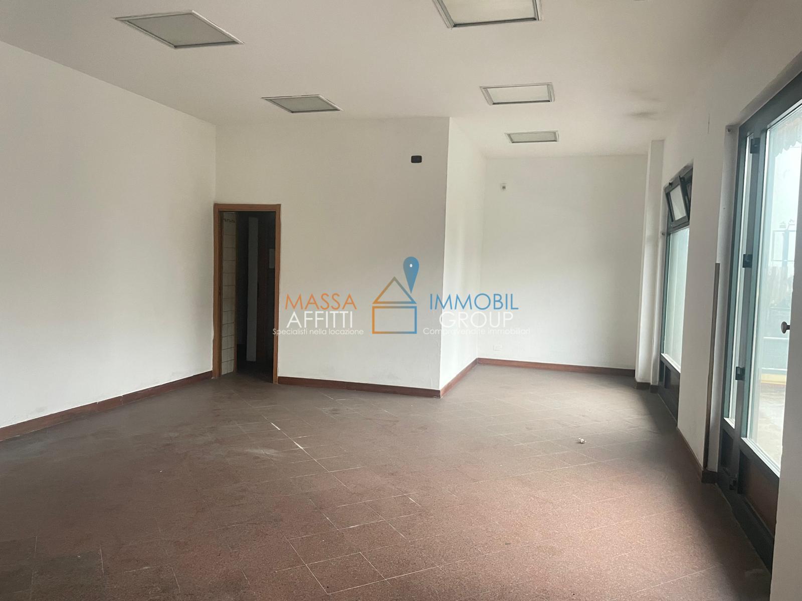 Locale commerciale in affitto in strada statale 1 20, Massa