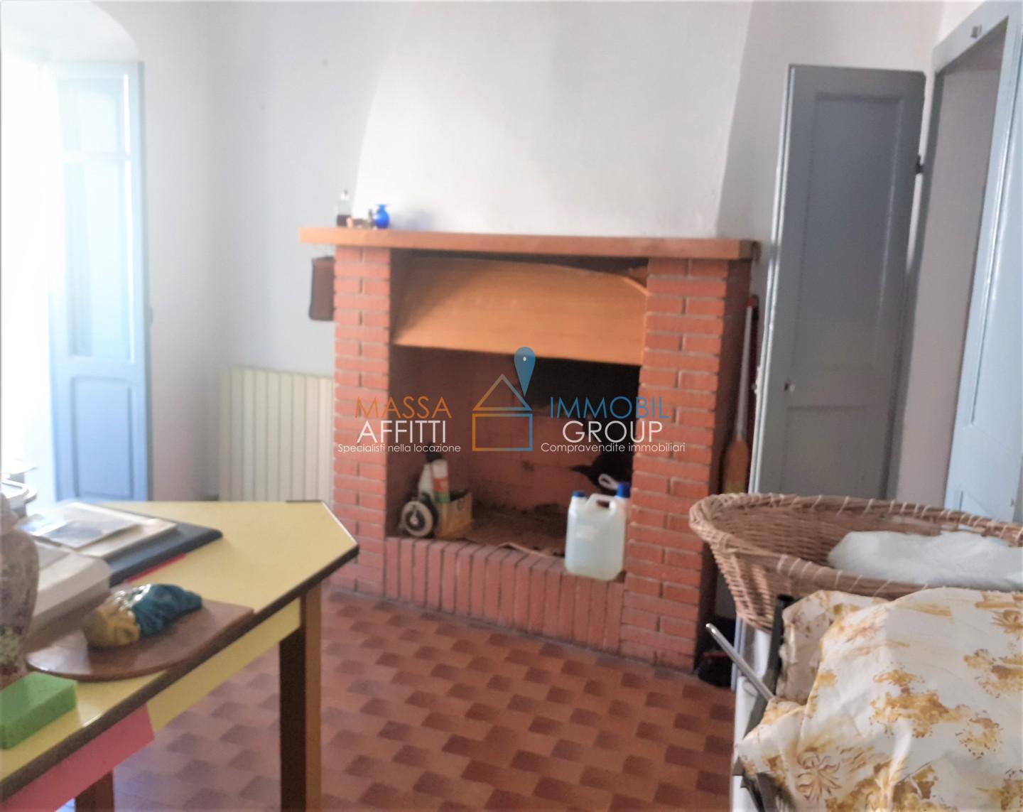 Casa indipendente da ristrutturare in piazza castagnola 10, Massa