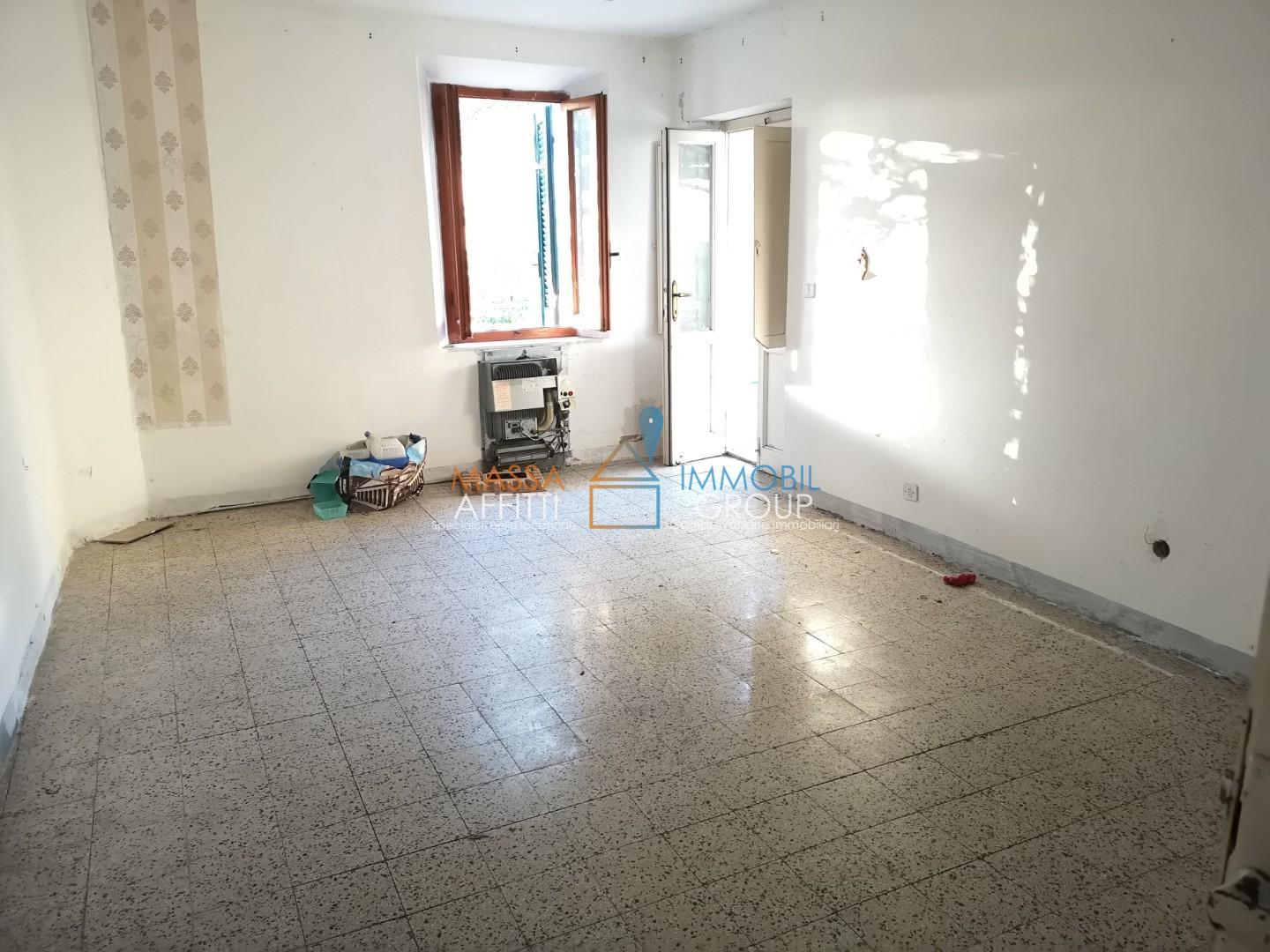 Casa indipendente con giardino in via tinelli 36, Massa