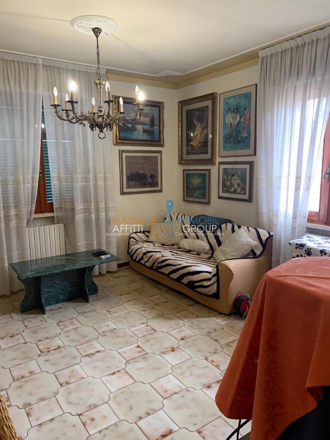 Appartamento con terrazzi in viale stazione 61, Massa