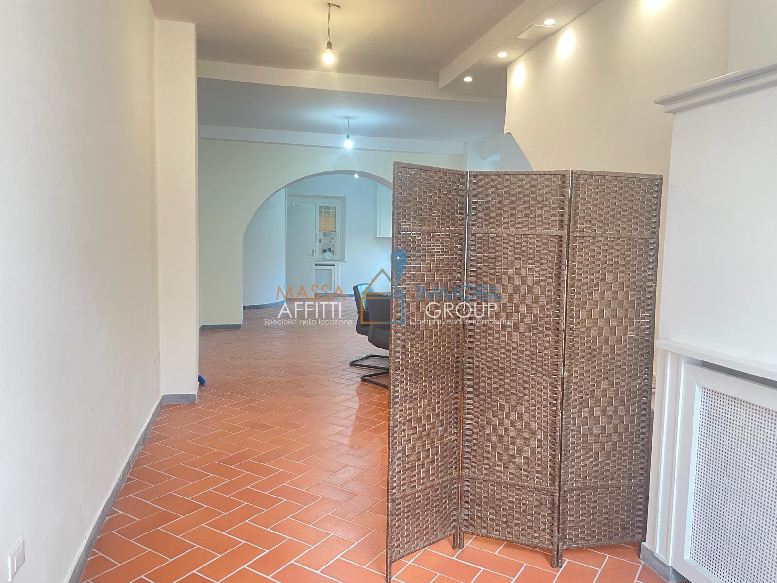 Locale commerciale in affitto in via cavour 20, Massa
