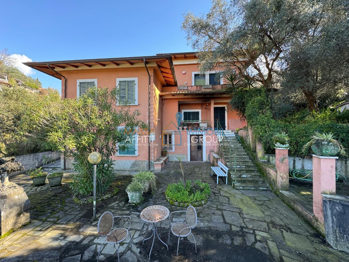 Villa con giardino in via porta quaranta 5, Massa