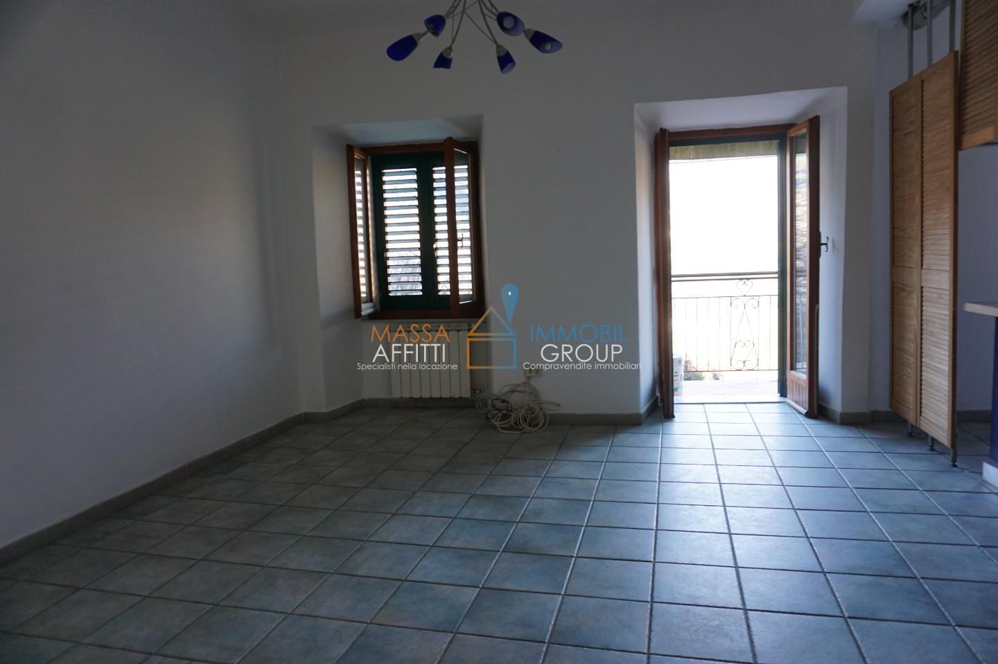 Quadrilocale con terrazzo in frazione pariana, Massa