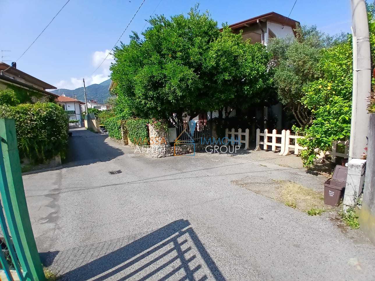 Casa indipendente con giardino in via tinelli 55, Massa