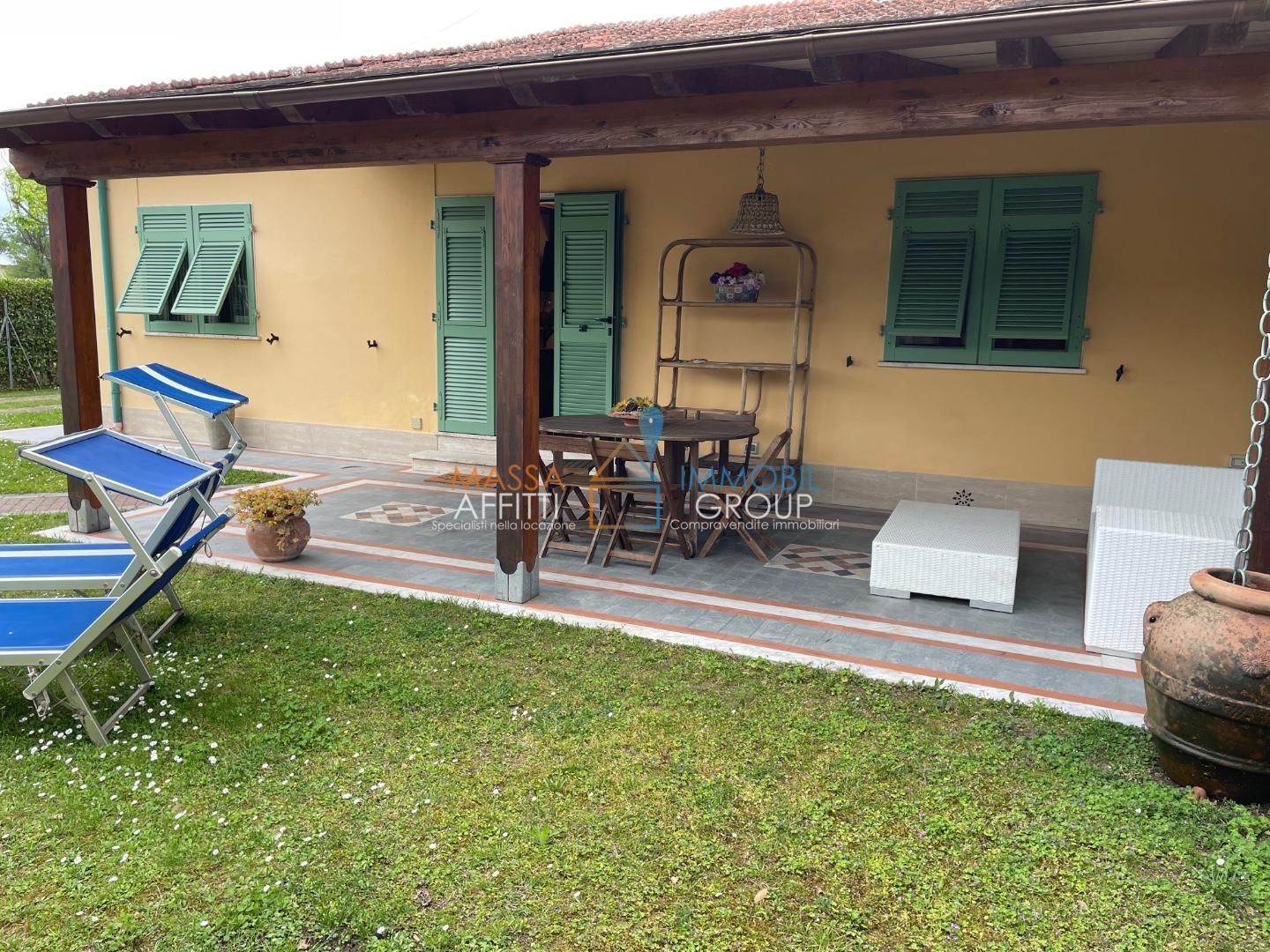 Casa indipendente con giardino in via flli cervi 106, Forte dei Marmi