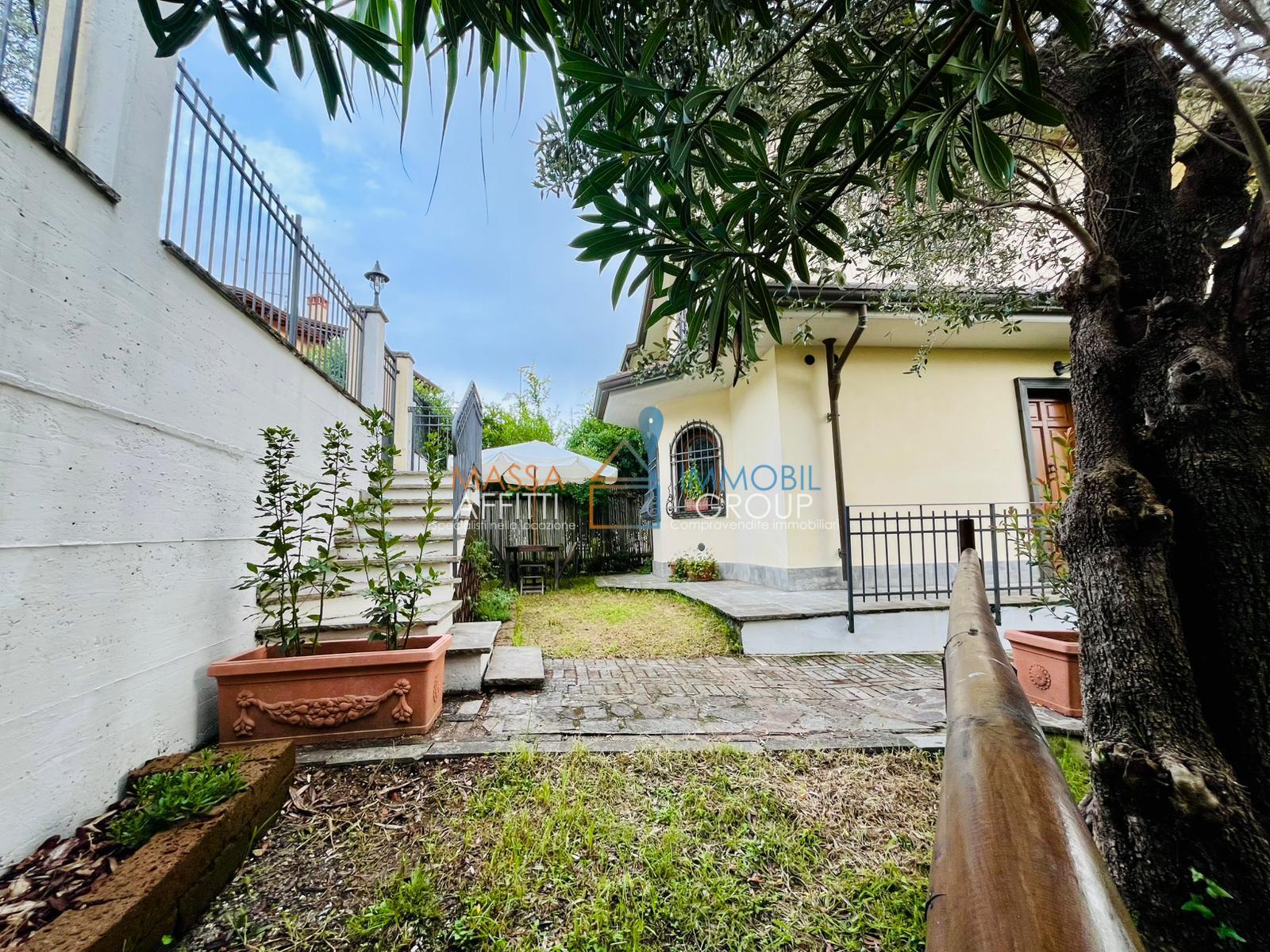 Villetta a schiera con giardino in via dei saraceni 24, Massa