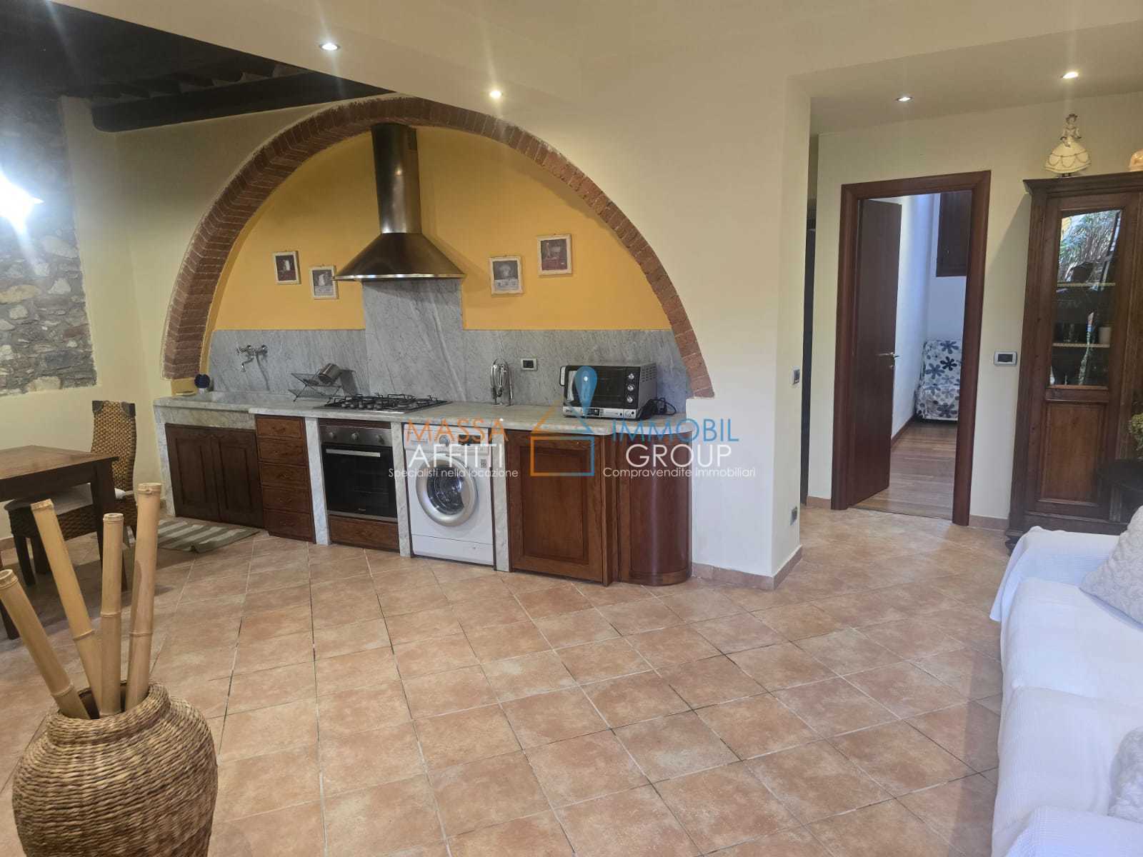 Casa indipendente in affitto in via colombera 5, Massa