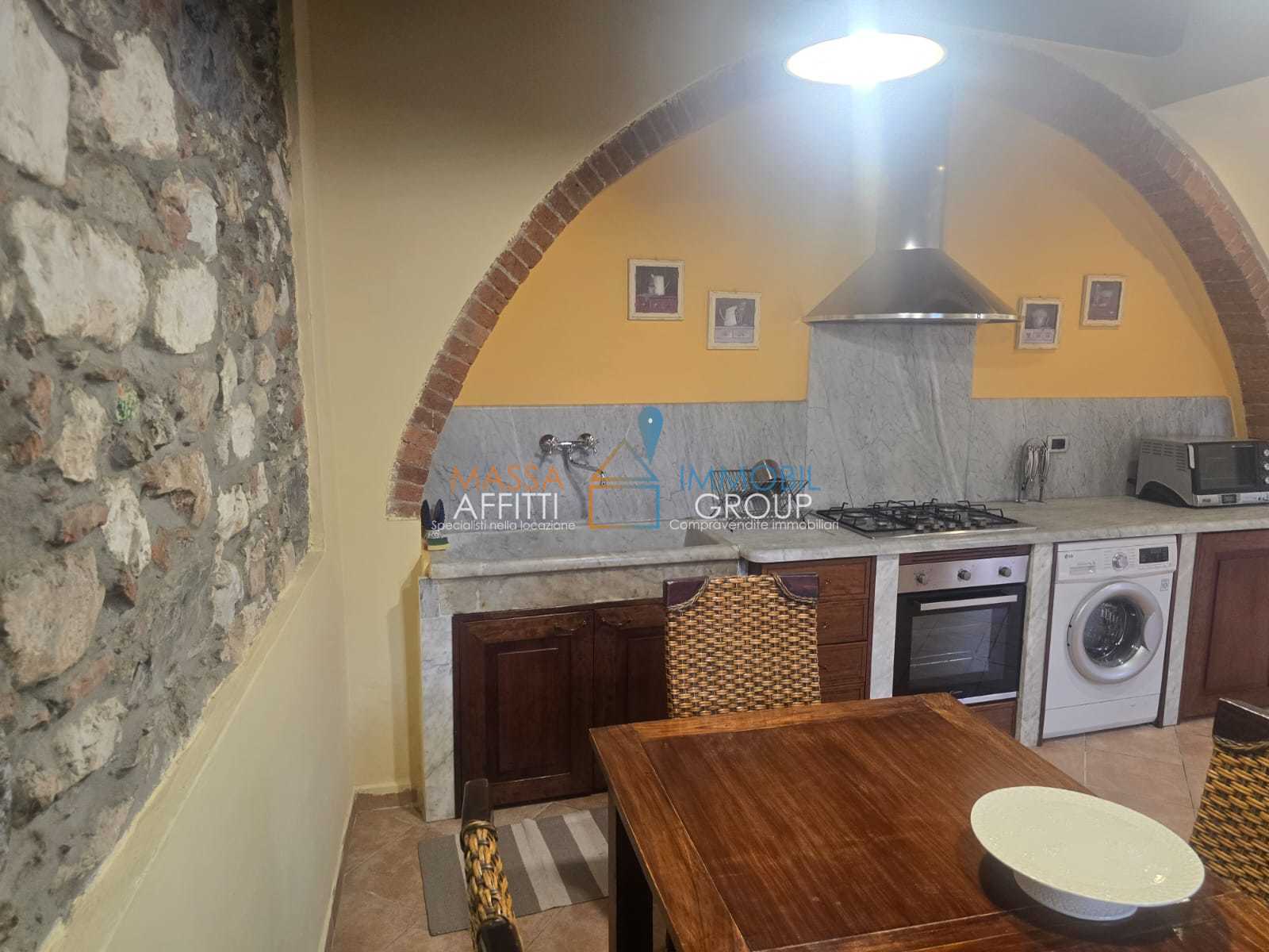 Casa indipendente in affitto in via colombera 5, Massa