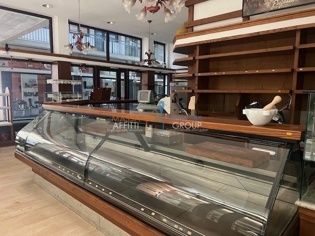 Locale commerciale in vendita in piazza felice palma 37, Massa