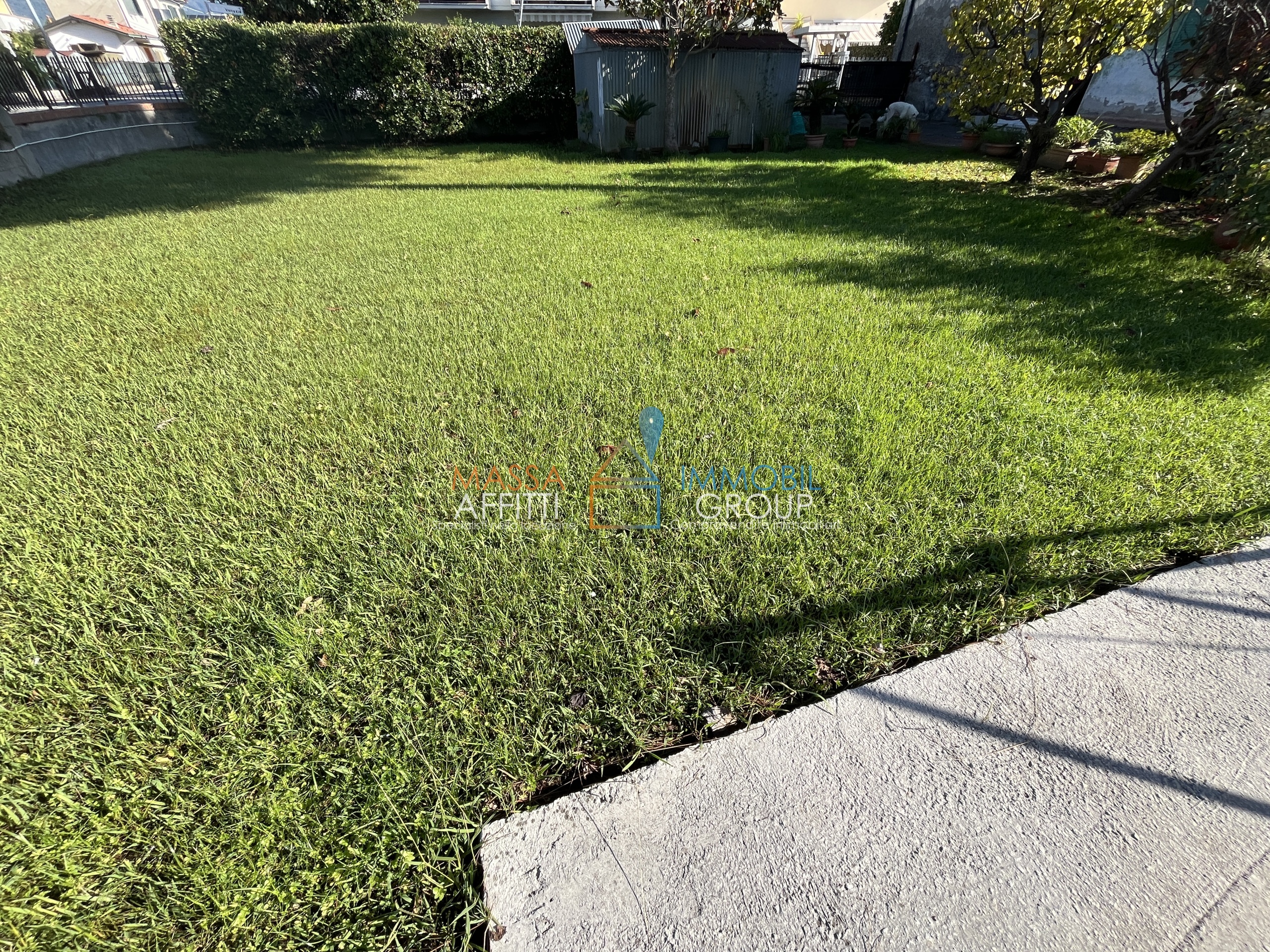 Casa indipendente con giardino in via venezia 54, Massa