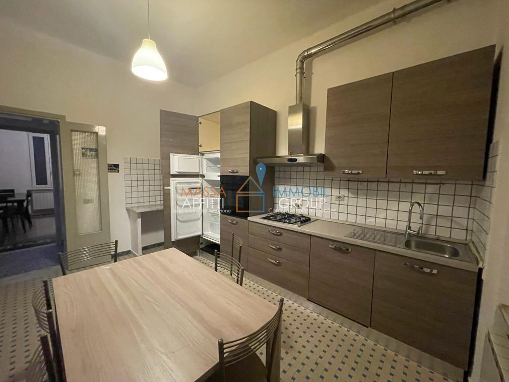 Casa indipendente con terrazzo in via marina vecchia 257, Massa