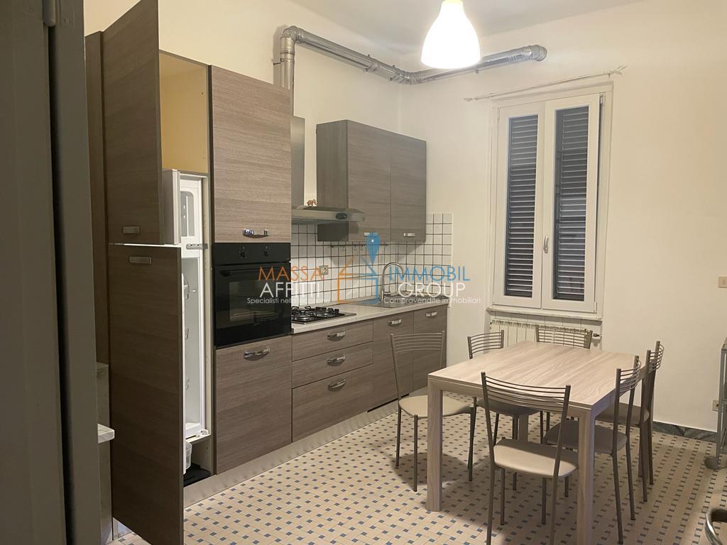 Casa indipendente con terrazzo in via marina vecchia 257, Massa