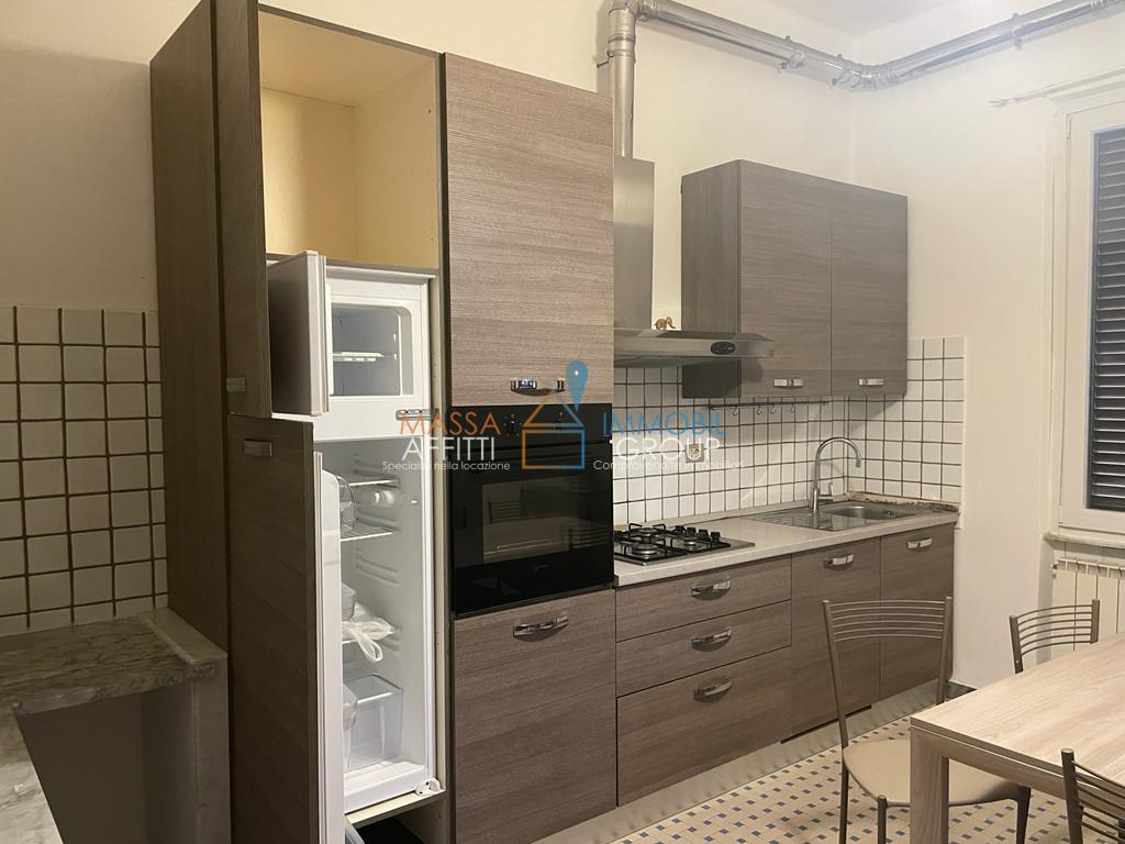 Casa indipendente con terrazzo in via marina vecchia 257, Massa