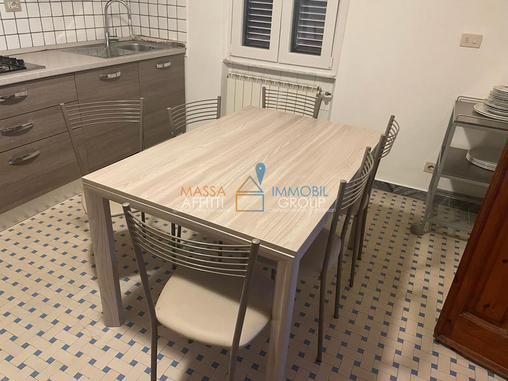 Casa indipendente con terrazzo in via marina vecchia 257, Massa