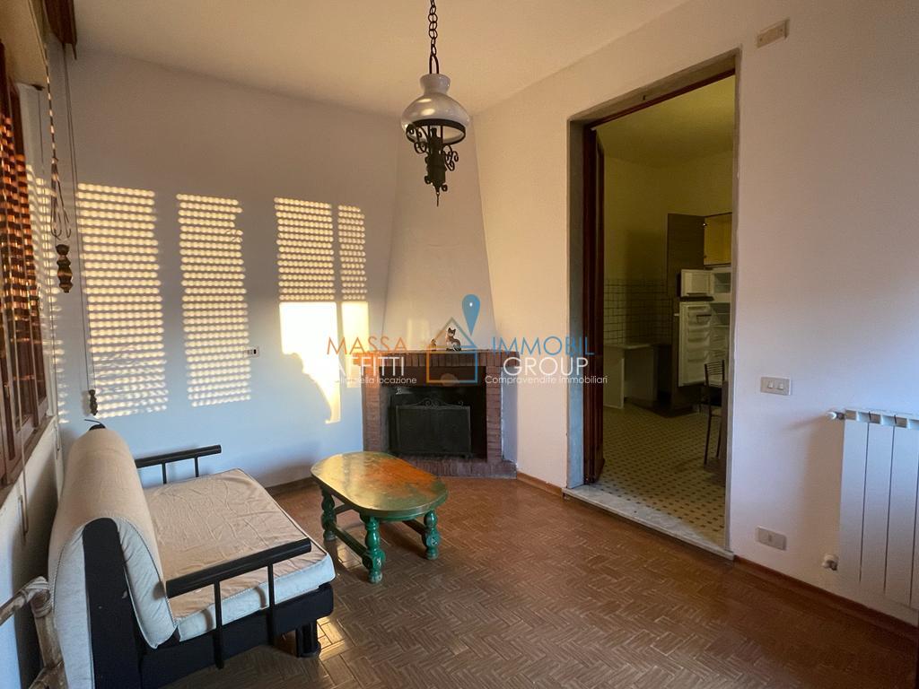 Casa indipendente con terrazzo in via marina vecchia 257, Massa