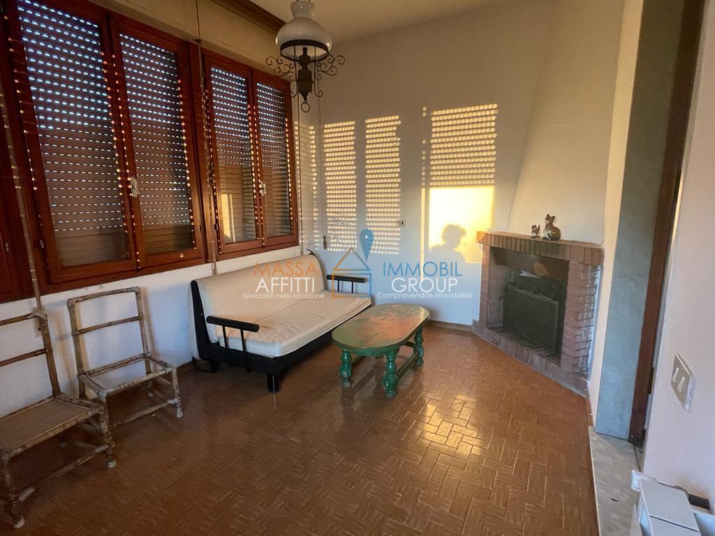 Casa indipendente con terrazzo in via marina vecchia 257, Massa