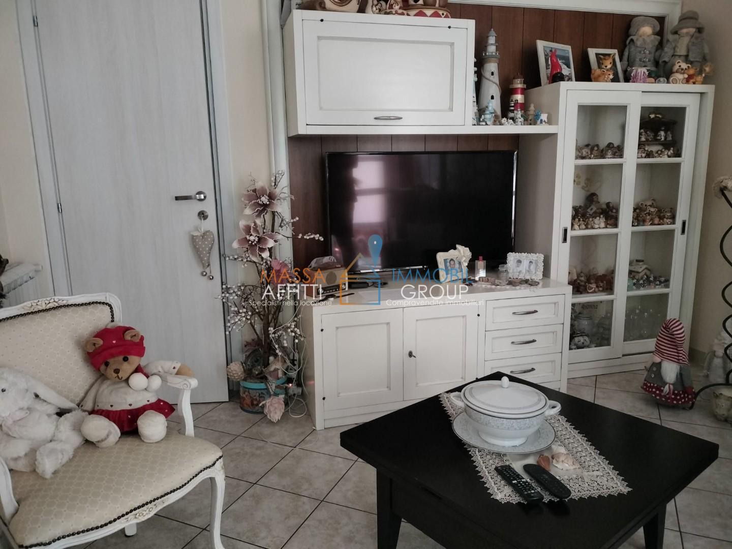 Quadrilocale con giardino in via lago 37, Montignoso