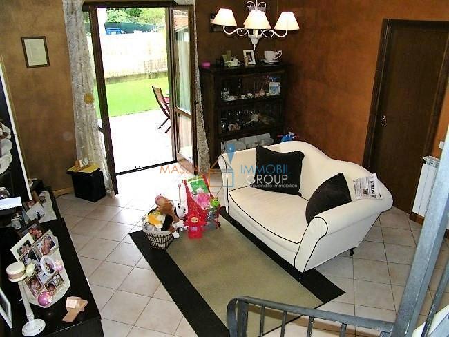 Villetta a schiera con giardino in via gabbiano 38, Massa