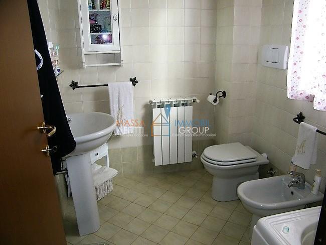 Villetta a schiera con giardino in via gabbiano 38, Massa