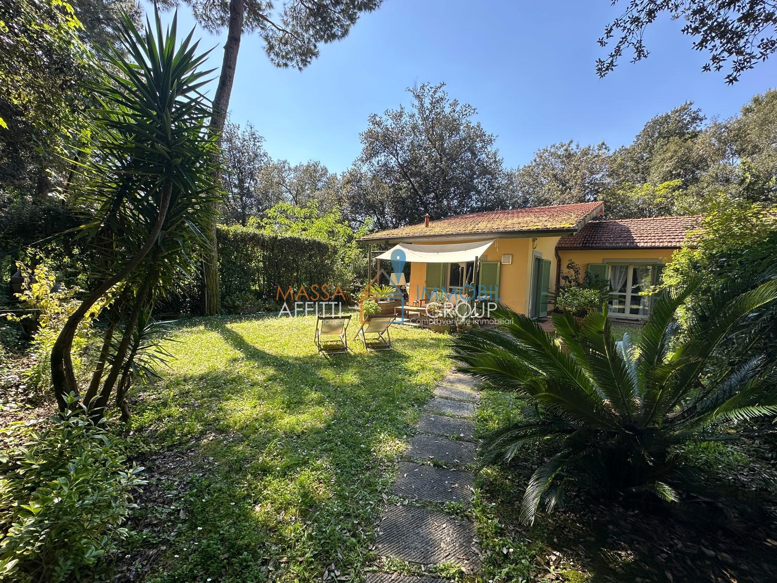 Villetta a schiera con giardino in via ronchi 10, Massa