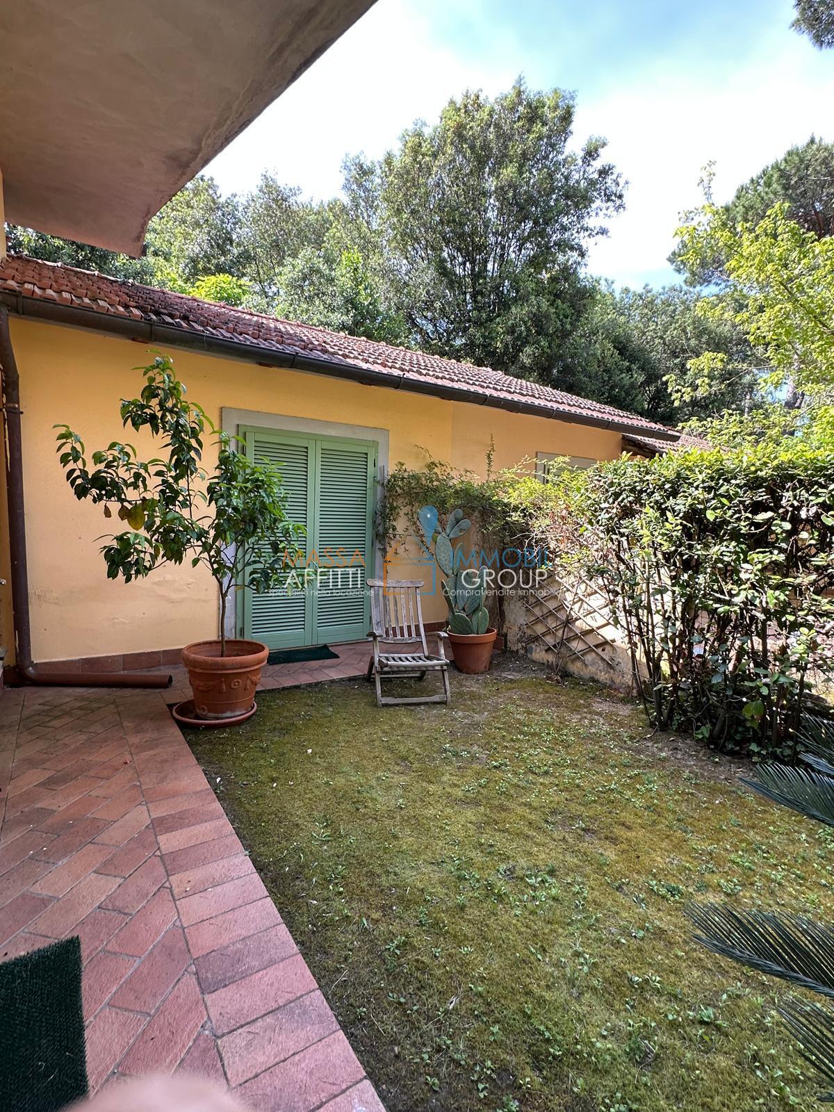 Villetta a schiera con giardino in via ronchi 10, Massa