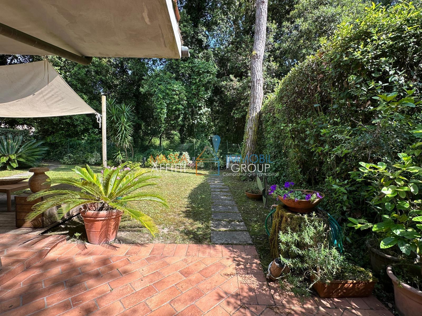 Villetta a schiera con giardino in via ronchi 10, Massa