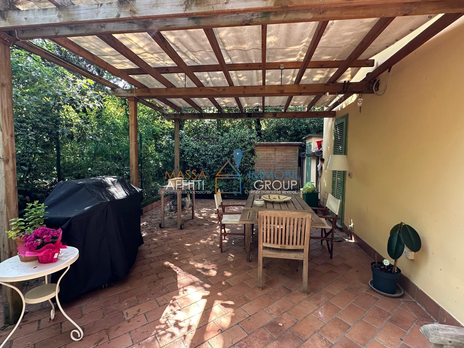 Villetta a schiera con giardino in via ronchi 10, Massa