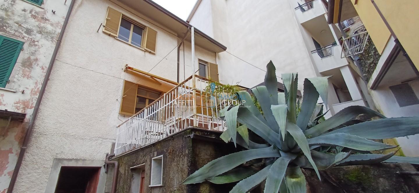 Casa indipendente da ristrutturare in frazione pariana 110, Massa