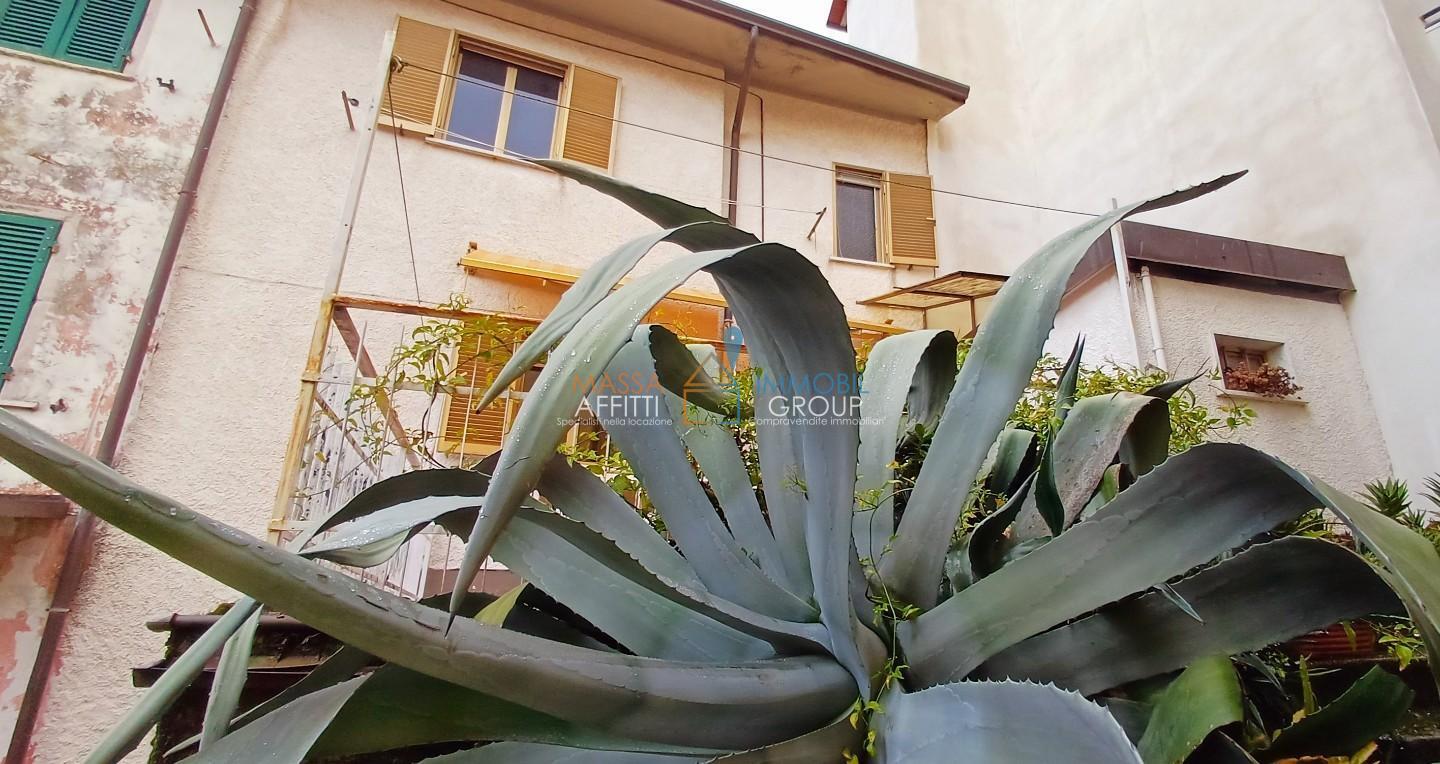 Casa indipendente da ristrutturare in frazione pariana 110, Massa