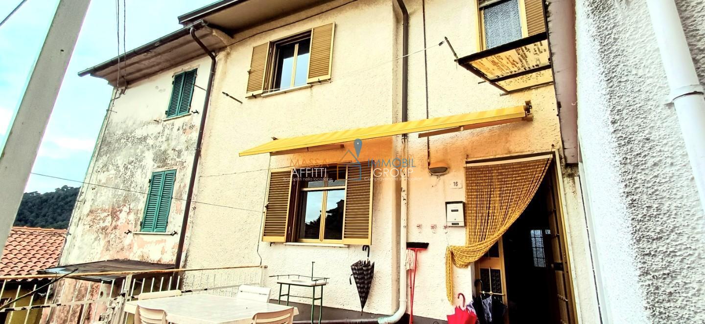 Casa indipendente da ristrutturare in frazione pariana 110, Massa