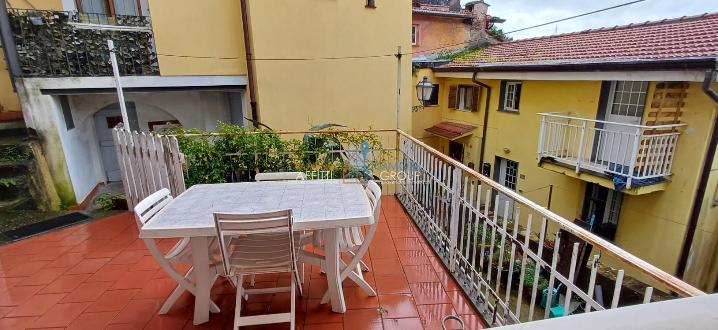 Casa indipendente da ristrutturare in frazione pariana 110, Massa