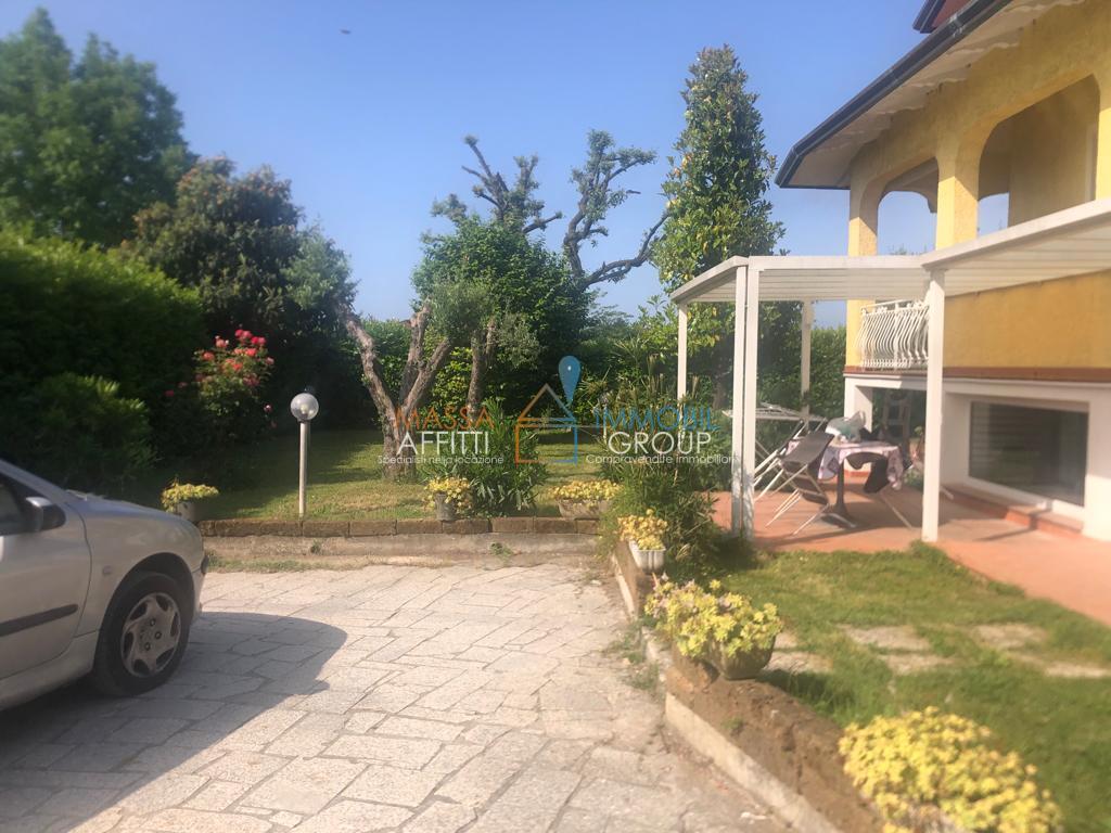 Villetta a schiera con giardino in viale della repubblica 41, Massa