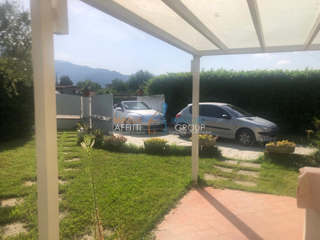 Villetta a schiera con giardino in viale della repubblica 41, Massa