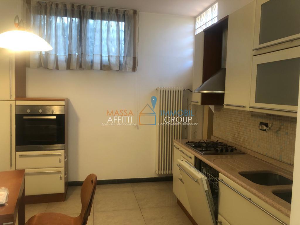 Casa indipendente con giardino in via quercioli 233, Massa