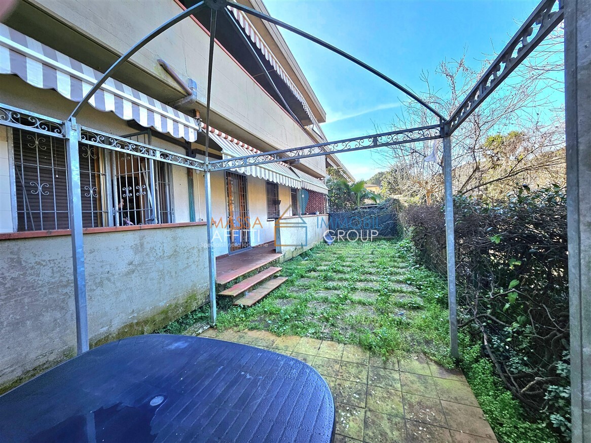 Quadrilocale con giardino in via mura dei frati 24, Massa