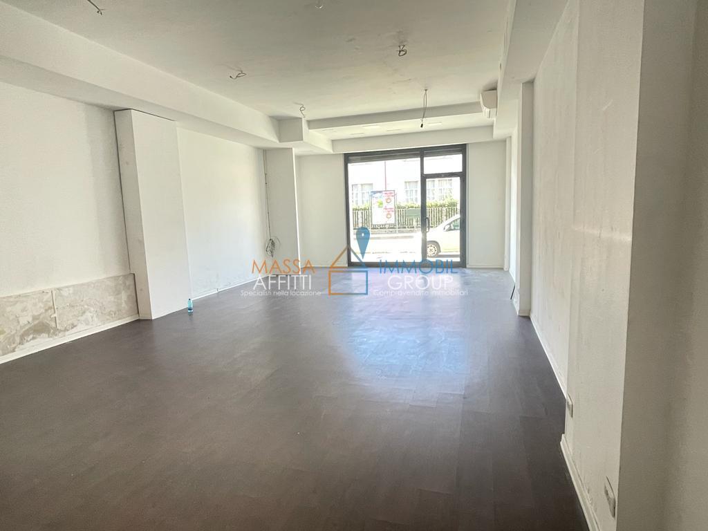 Locale commerciale in affitto in viale roma 54, Massa