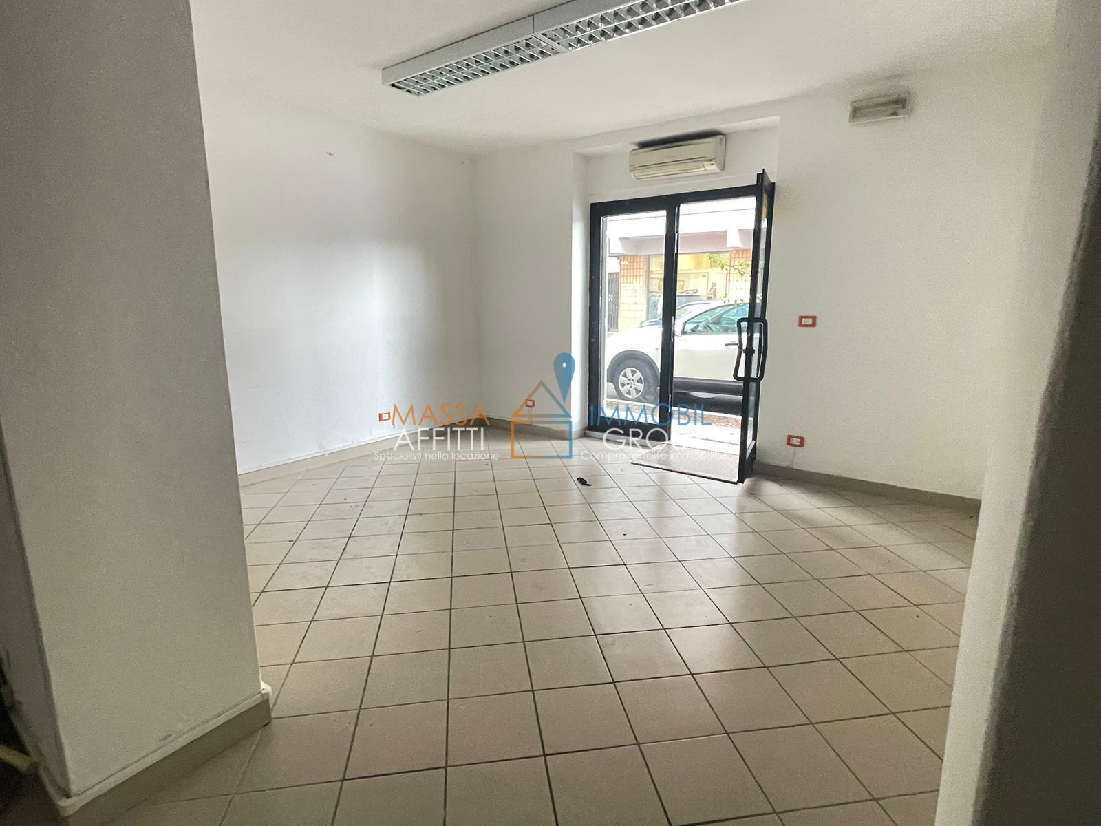 Locale commerciale in affitto in via benedetto croce 24, Massa