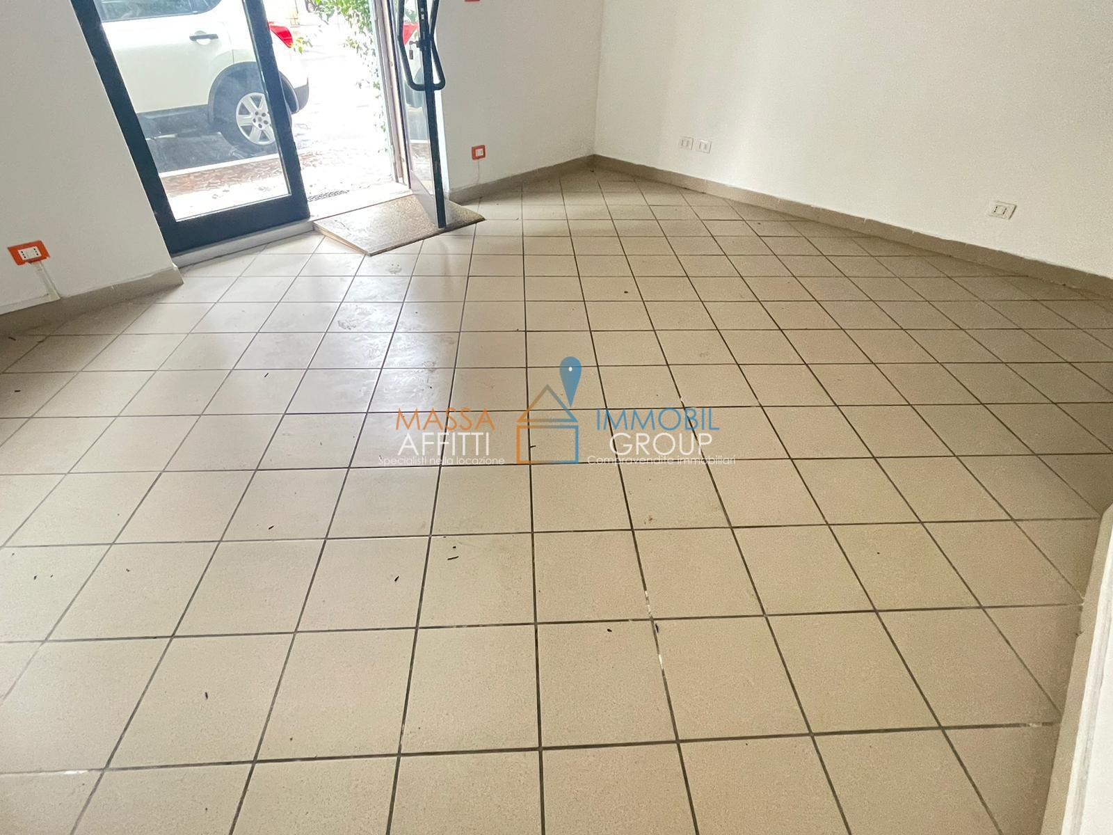 Locale commerciale in affitto in via benedetto croce 24, Massa