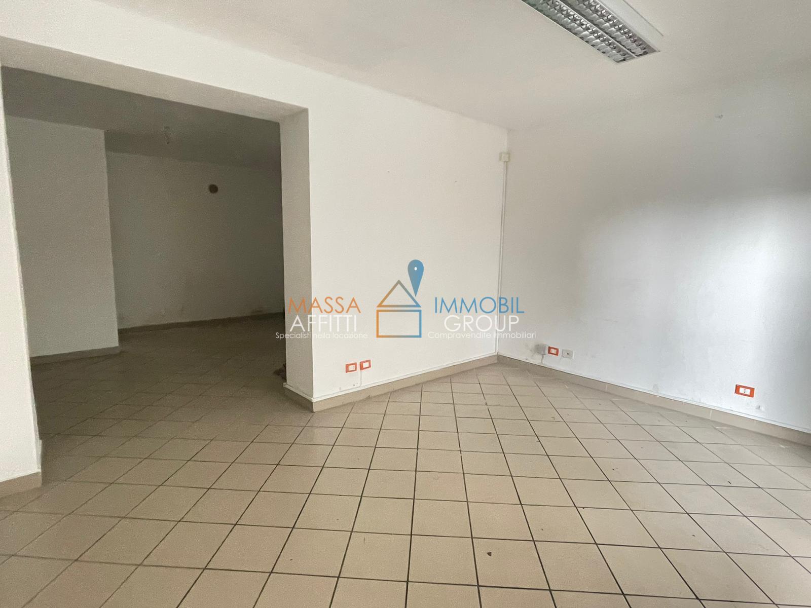 Locale commerciale in affitto in via benedetto croce 24, Massa