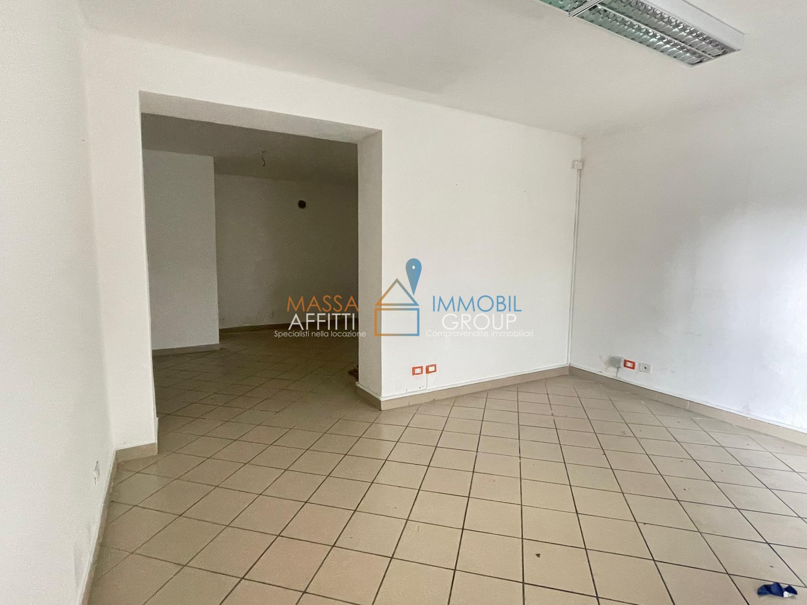 Locale commerciale in affitto in via benedetto croce 24, Massa