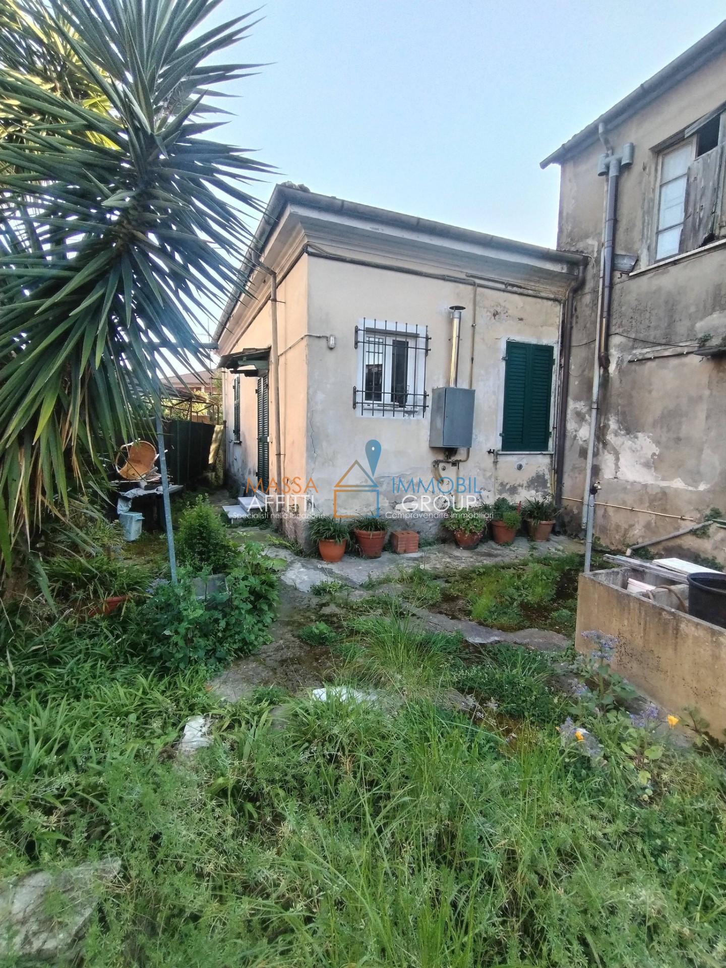 Casa indipendente con giardino in via petroniano 10, Massa
