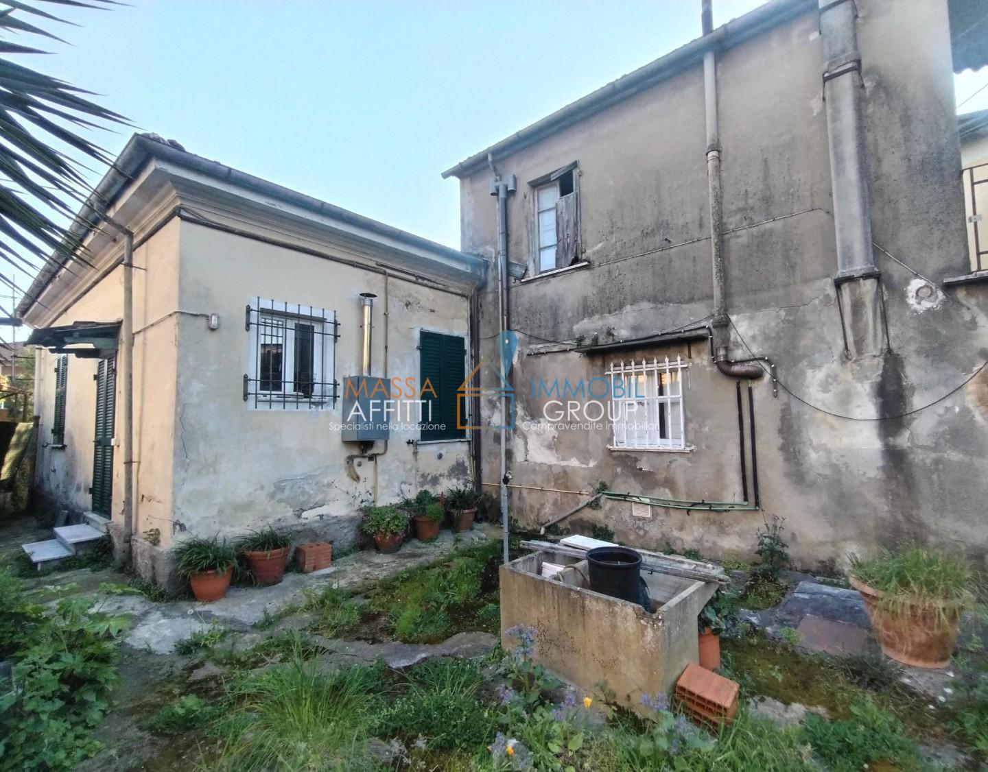 Casa indipendente con giardino in via petroniano 10, Massa