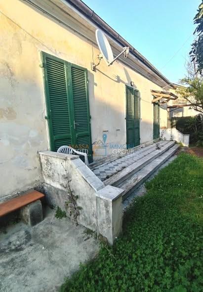 Casa indipendente con giardino in via petroniano 10, Massa