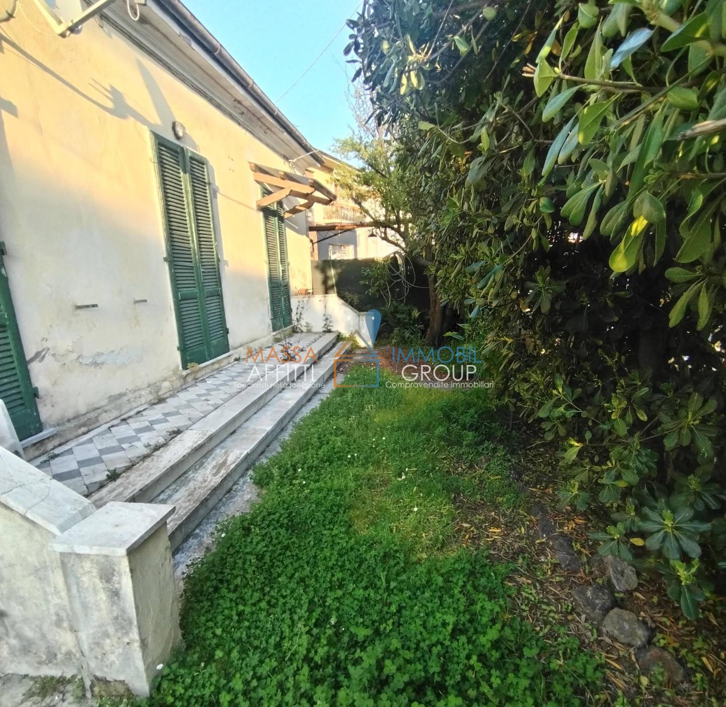 Casa indipendente con giardino in via petroniano 10, Massa