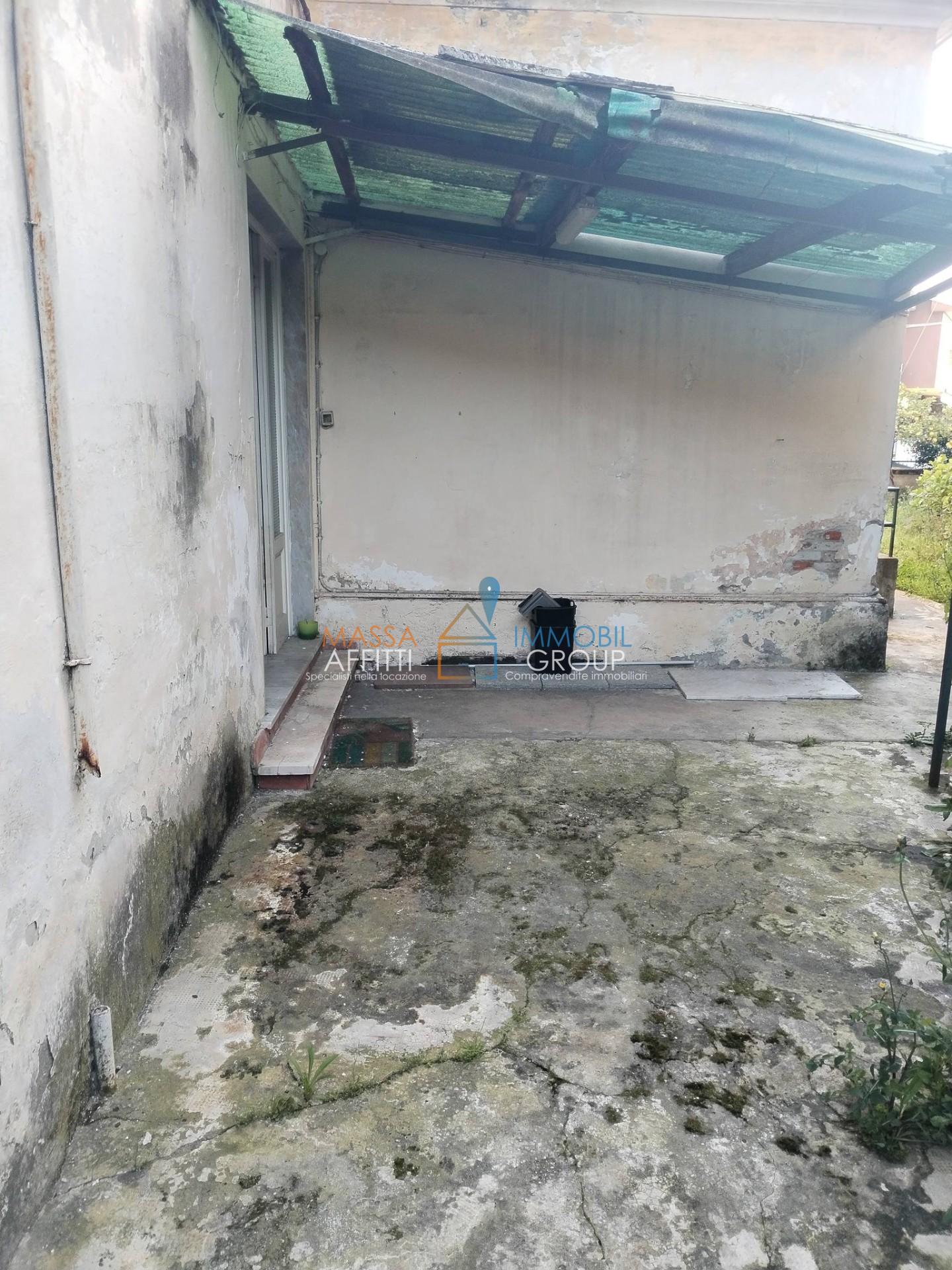 Casa indipendente con giardino in via petroniano 10, Massa