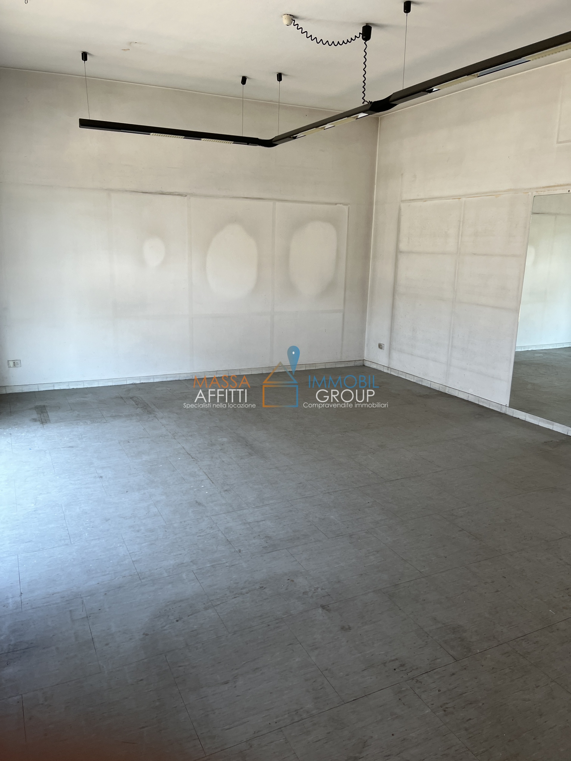 Locale commerciale in affitto in via g. carducci 123, Massa