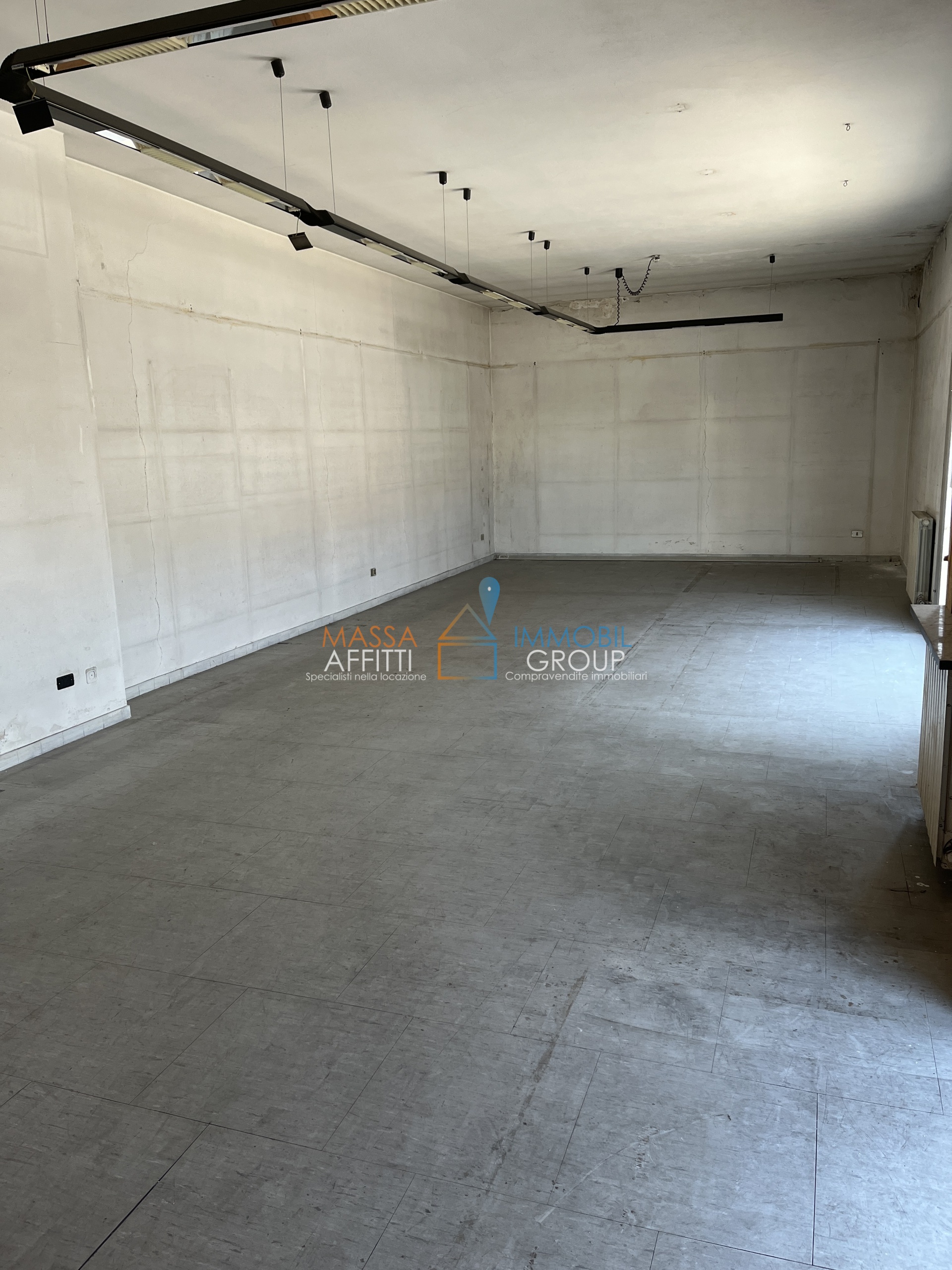 Locale commerciale in vendita in via g. carducci 123, Massa