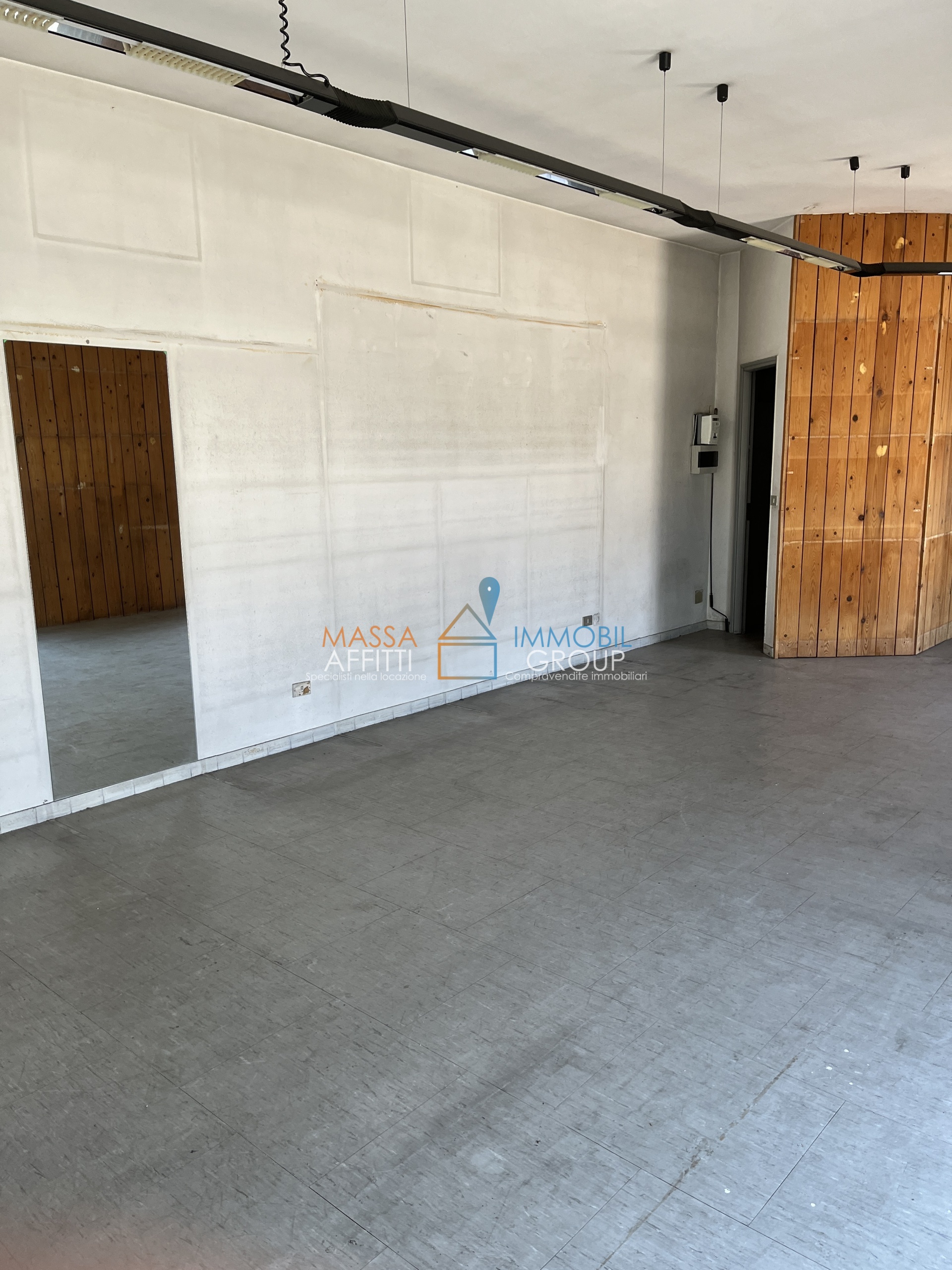 Locale commerciale in vendita in via g. carducci 123, Massa