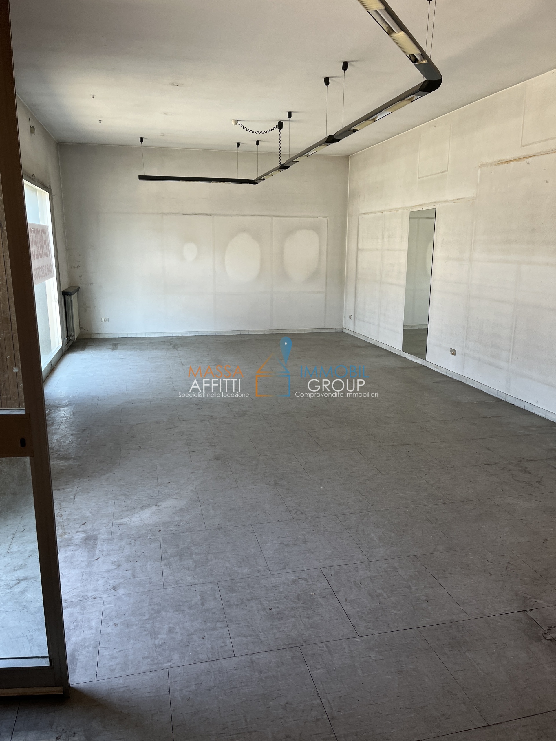 Locale commerciale in vendita in via g. carducci 123, Massa